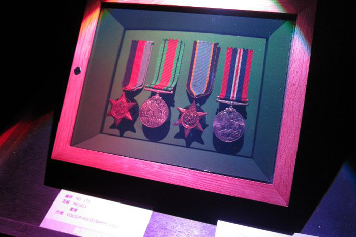 透過全像攝影，勳章彷彿置於盒中
