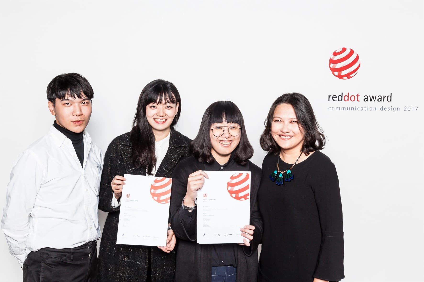 (左2起)獲獎學生韓瑜、童園婷及指導老師曾薰誼等獲紅點設計獎師生合影